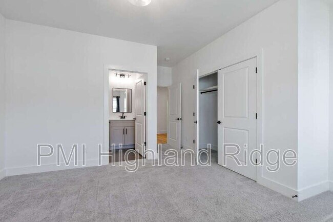 Building Photo - 700 N Dupont Ave