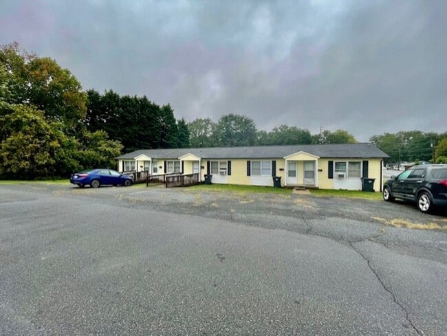 Building Photo - Must see this Adorable 1 bedroom 1 bath apartment . Located in Dallas