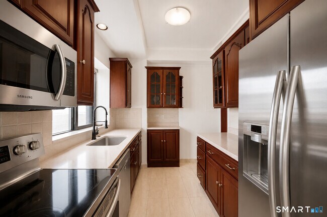Building Photo - 44 Strawberry Hill Ave