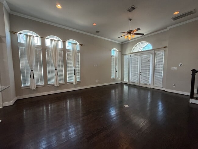 Building Photo - 641 Middle St