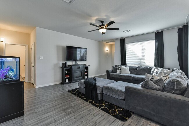Building Photo - 6306 Golden Gate Dr