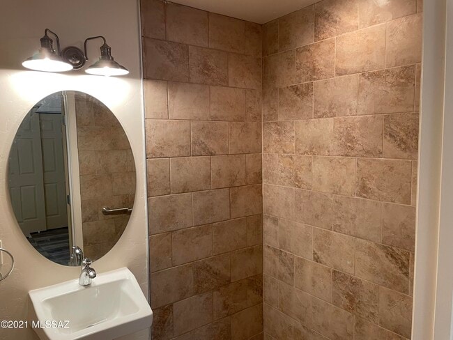 Building Photo - 2545 E Spring St