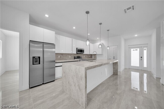 Building Photo - 1142 Dutchess St E