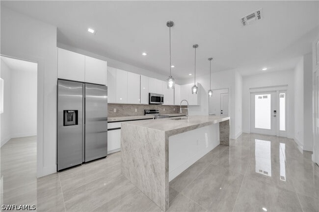 Building Photo - 828 Genoa Ave S