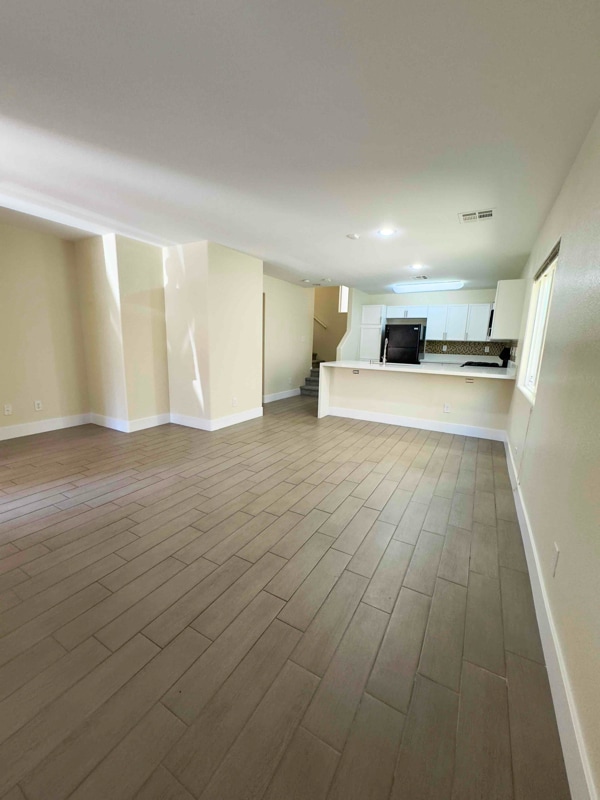 Building Photo - 9140 Gabardine Ave
