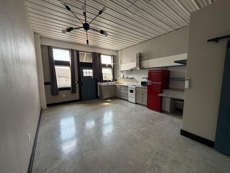 Building Photo - 475 S Hickory St