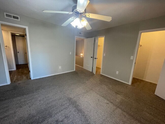 Building Photo - 3 Bed Duplex OKC
