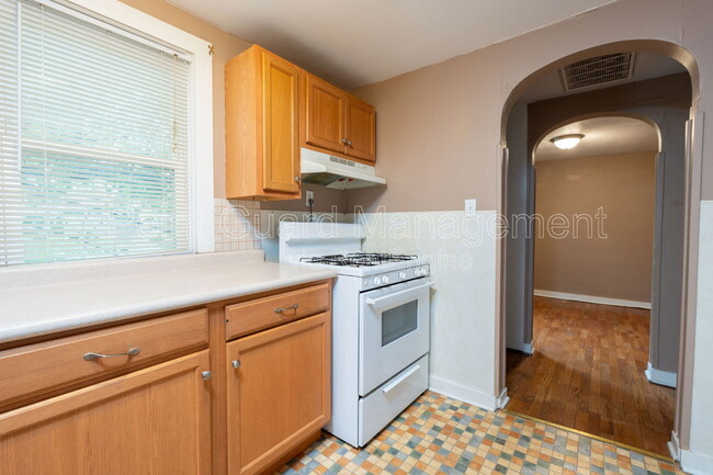 Building Photo - 302 S Poplar St