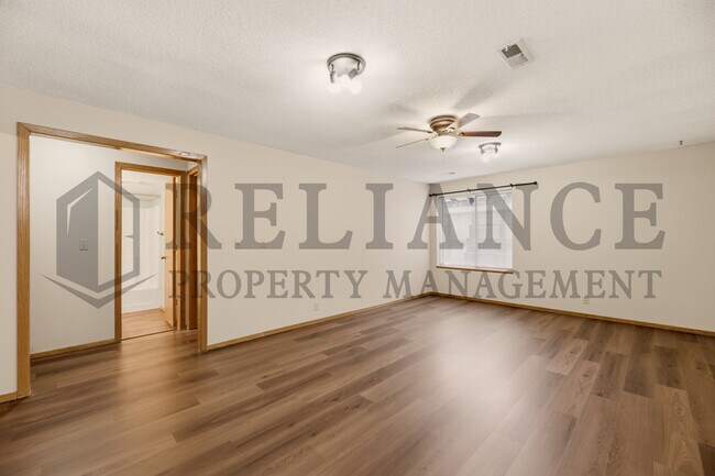 Building Photo - 516 N Lakeside Dr