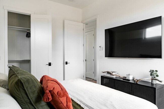 Building Photo - 2387 2500 E