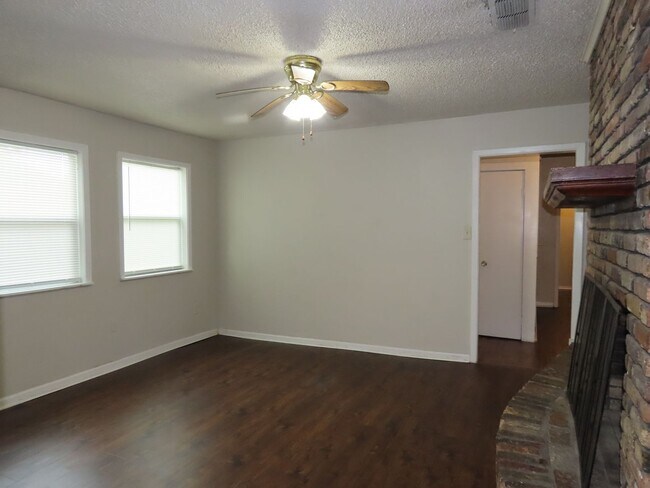 Building Photo - Charming 3 Bedroom, 2 Bath Home w/Den!