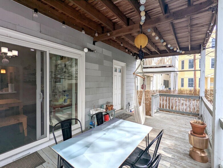 Building Photo - 390 Washington St