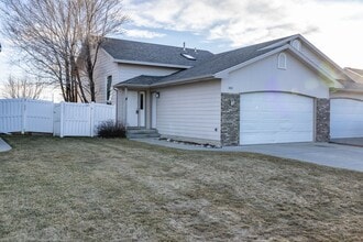 Building Photo - 3 bedroom 2 bathroom west end townhome