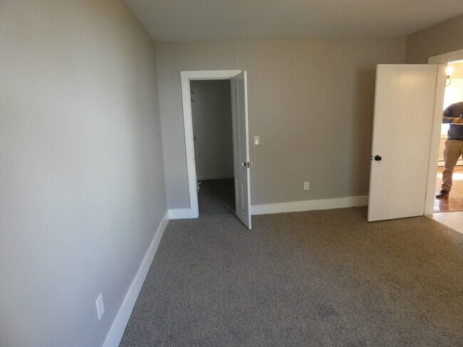 Building Photo - 98 Maple St