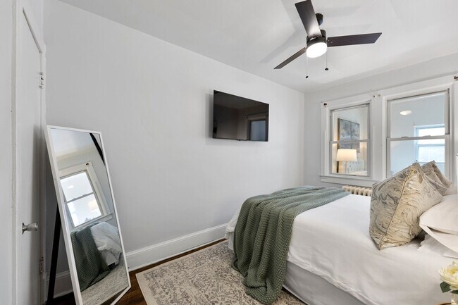 Building Photo - 1701 14th St SE