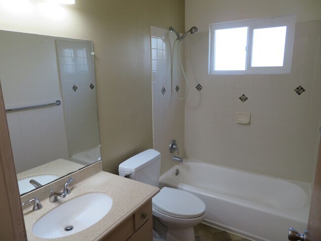 Building Photo - 2 bed 1 bath house in the Capitola jewel box