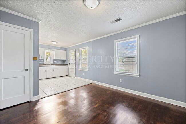 Building Photo - A MUST SEE, AMPLE SPACE HERE AND VERY MODERN !!!!! SECTION 8 WELCOMED