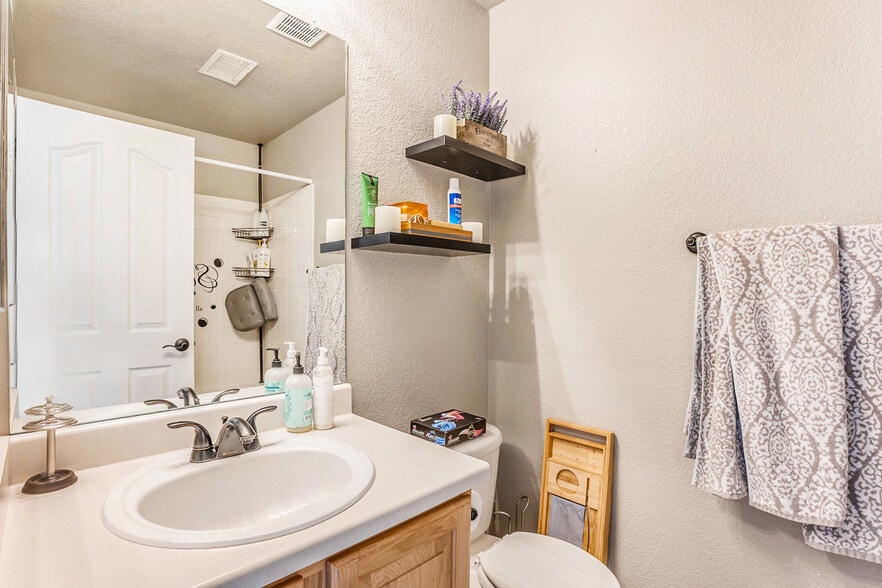 Bedroom 2 attached bathroom - 5796 Biscay St