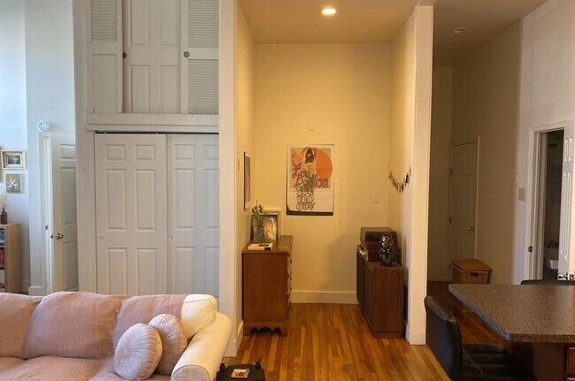 Building Photo - 252 Morgan St