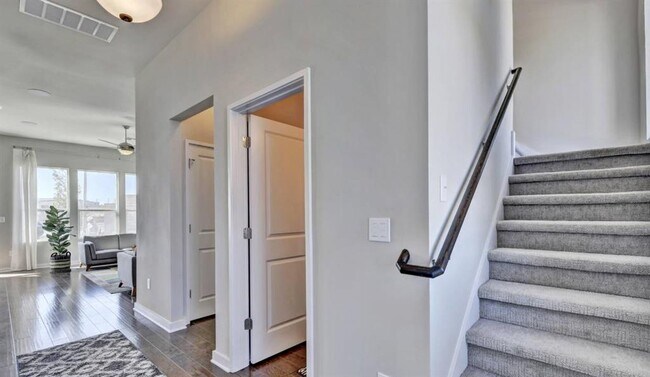 Building Photo - 1205 Showbox St