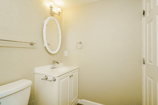 Building Photo - 735 Shady Creek Dr