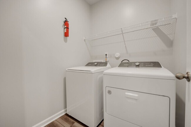 Building Photo - Spacious 5-Bedroom Home with Modern Upgrad...