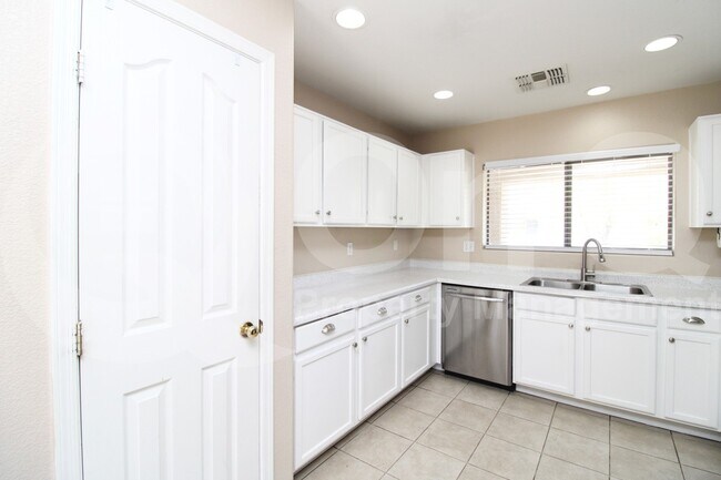Building Photo - 6333 W Valencia Dr