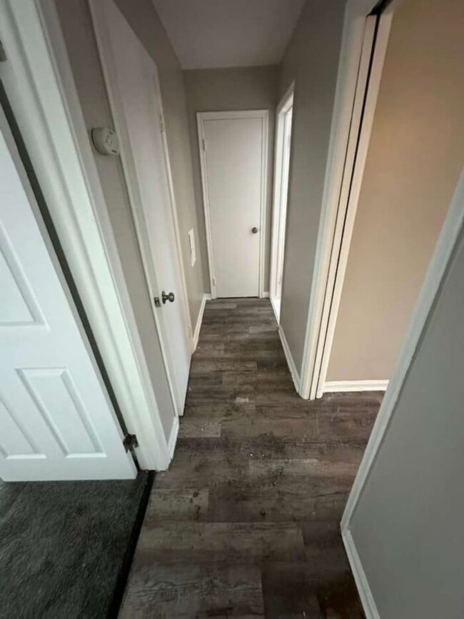 Building Photo - HUGE Updated Apartment with hardwood floors