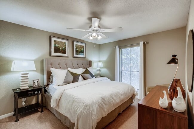 Building Photo - Luxury 1-Bed with Courtyards & Top Features!