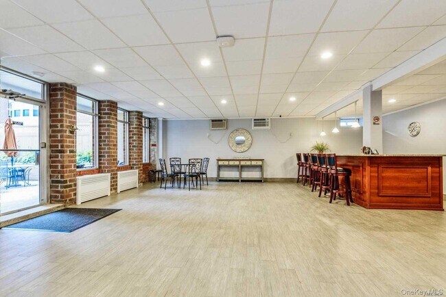 Building Photo - 740 E Broadway