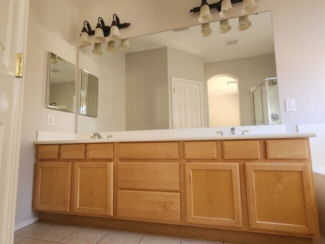 Building Photo - Immaculate Golf Community Home