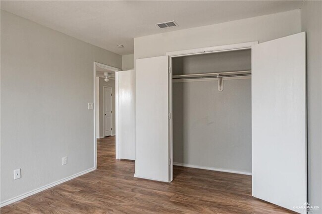 Building Photo - 707 W Gabriella Ave