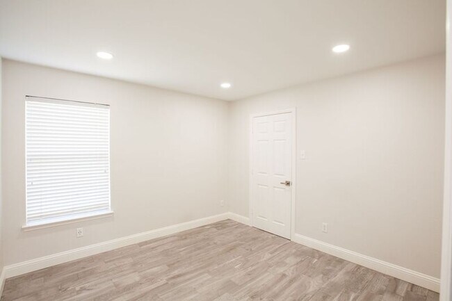 Building Photo - 9900 Presthope Dr
