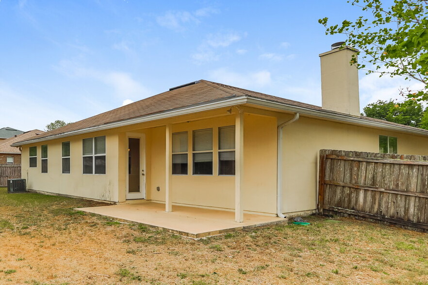 Building Photo - 2321 Brian Lakes Dr E