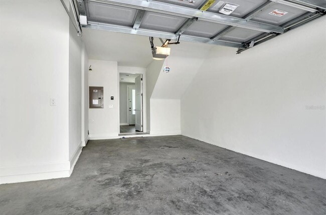 Building Photo - 401 N Oregon Ave