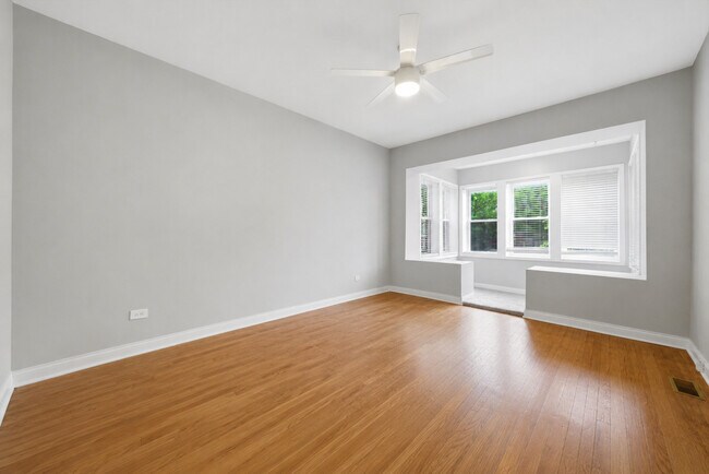 Building Photo - 5039 W Cullom Ave