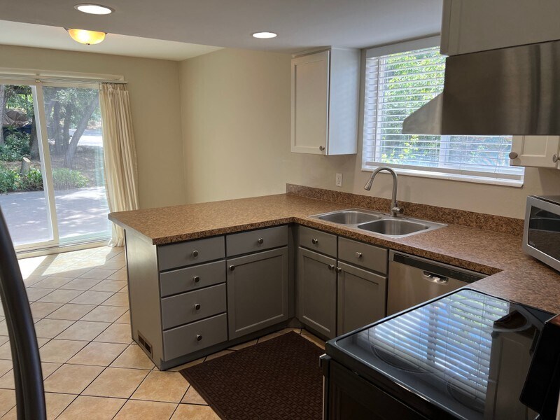 Building Photo - 1813 Laurelhurst Dr E