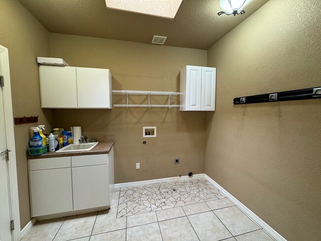 Building Photo - 682 La Melodia Dr