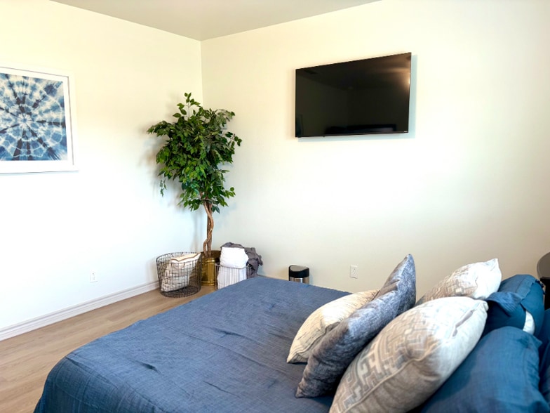 Building Photo - 324 S Saunders Ave