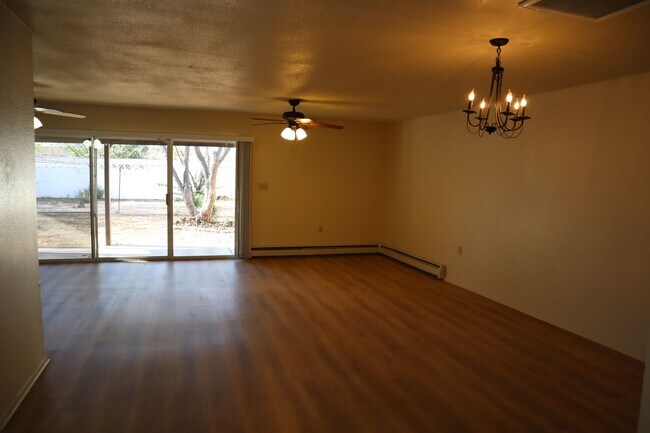 Building Photo - Livable, Lovable, & Avaiable!