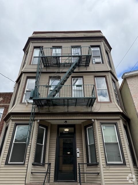 Building Photo - 198 Griffith St