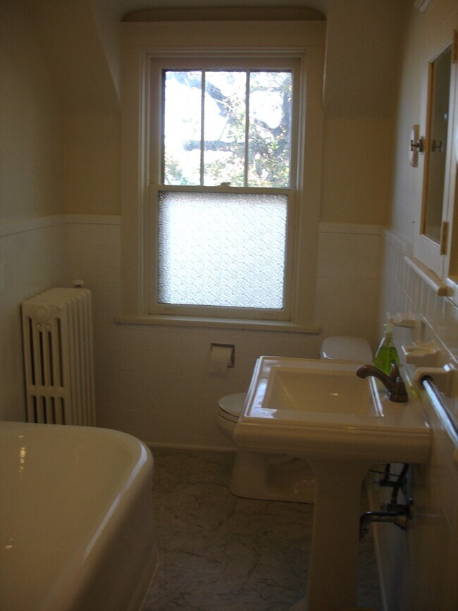 Building Photo - 1405 Oregon Pike