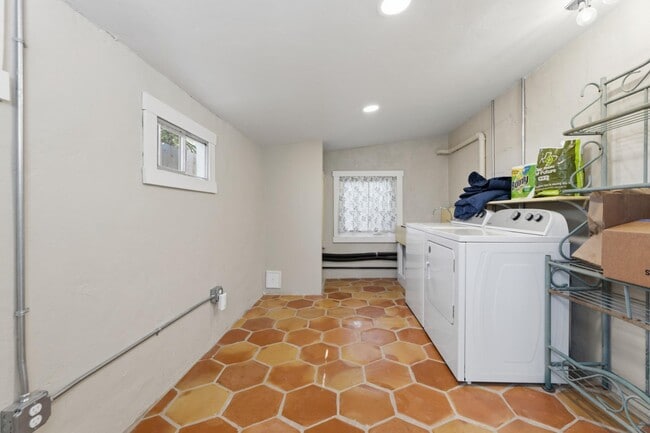 Building Photo - 103 W Centre St