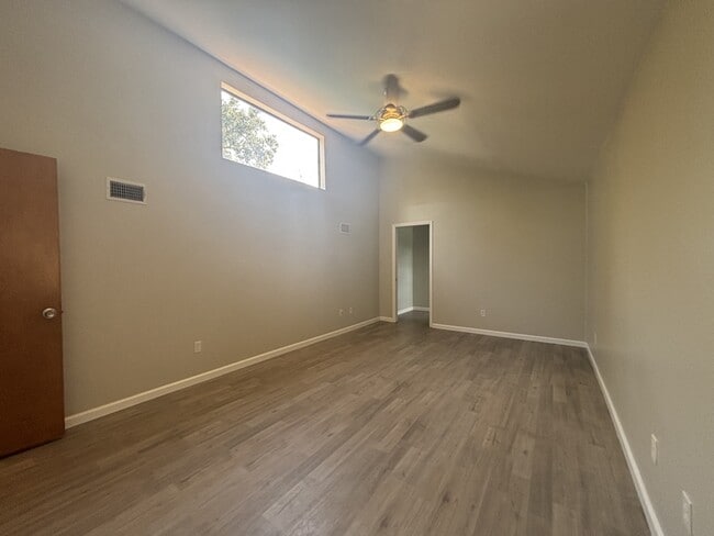 Building Photo - 3949 Lothair Ave