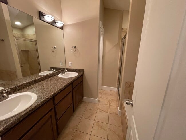 Building Photo - 4274 Lake Bridge Dr