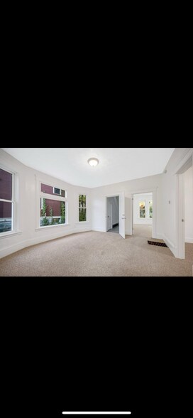 Building Photo - 713 Thomas Ave