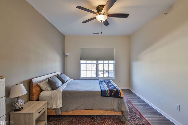 Building Photo - Bright, spacious 2-bedroom / 2-bath condo available now!