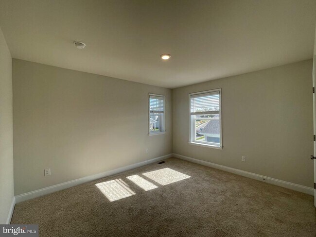 Building Photo - 33016 Blue Iris Rd