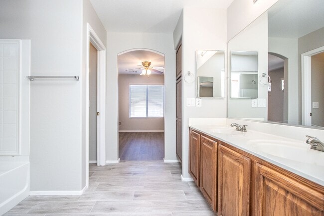 Building Photo - FANTASTIC 4BED/3 BATH SAN TAN HOME in RANCHO BELLA VISTA