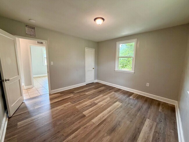 Building Photo - 704 Miller Rd